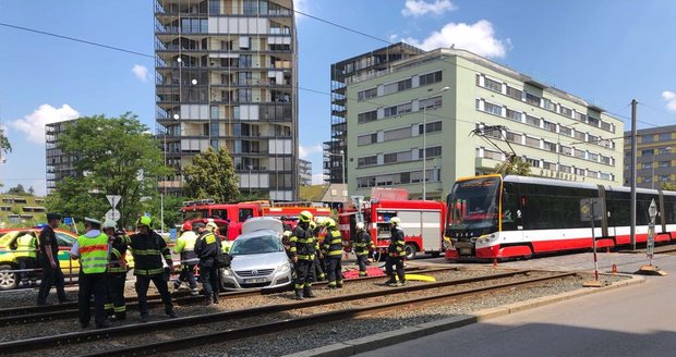 Na Olšanské ulici se srazilo auto s tramvají.