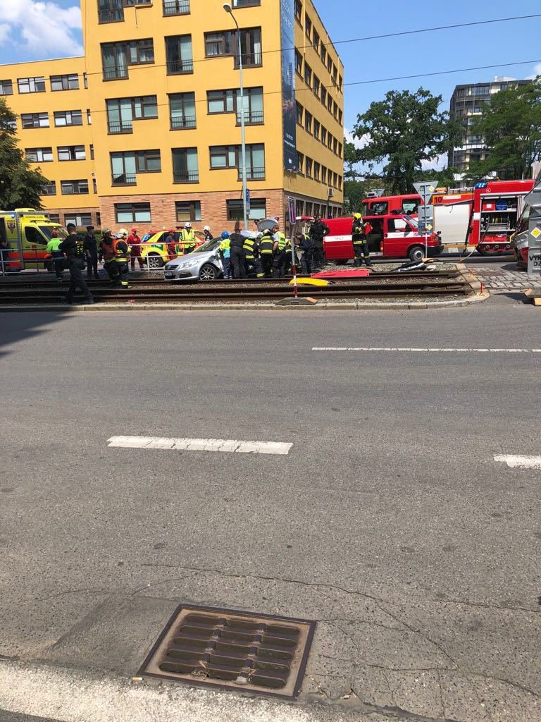 Na Olšanské ulici se srazilo auto s tramvají.