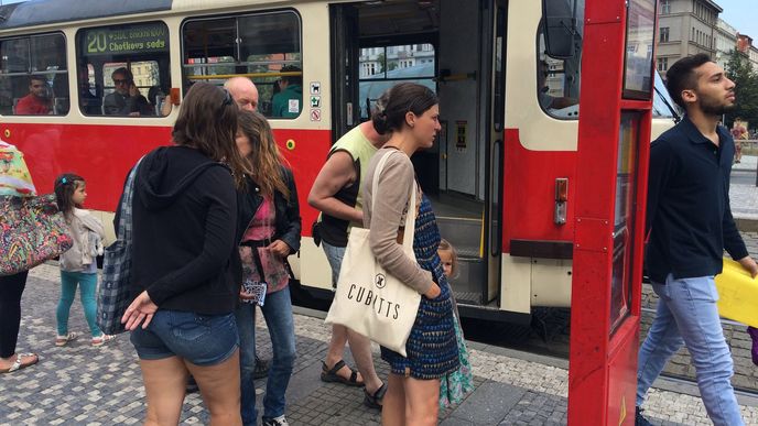 Lidé se v pondělí v nových tramvajích rychle zorientovali a do práce přijeli bez větších obtíží.