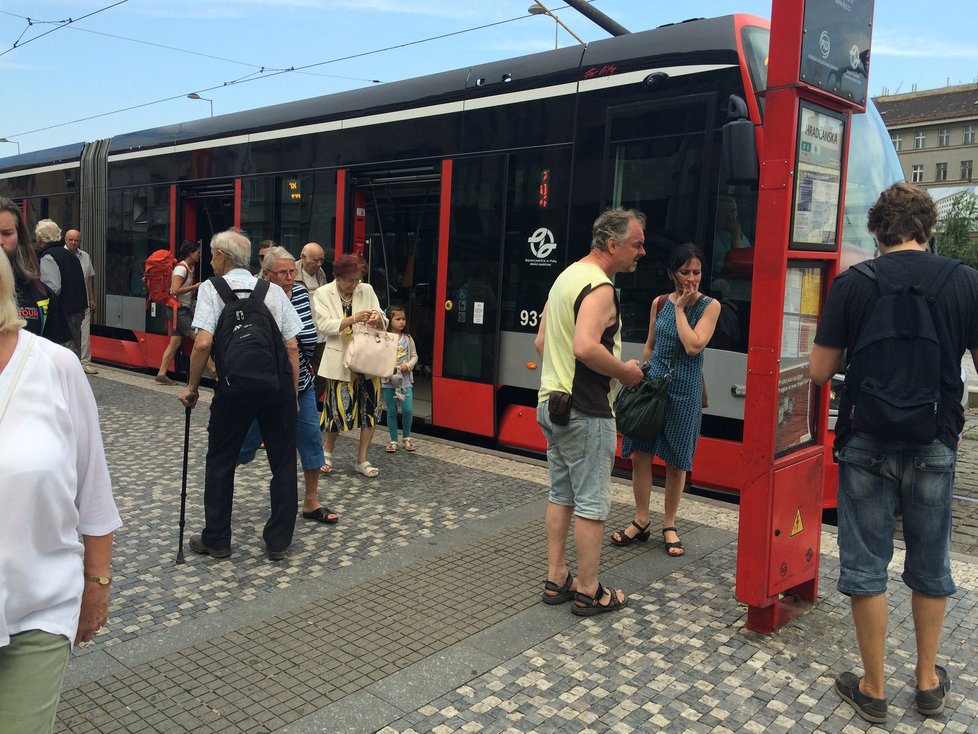 Lidé se v pondělí v nových tramvajích rychle zorientovali a do práce přijeli bez větších obtíží.