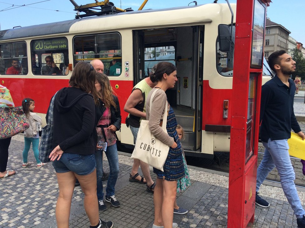 Lidé se v pondělí v nových tramvajích rychle zorientovali a do práce přijeli bez větších obtíží.