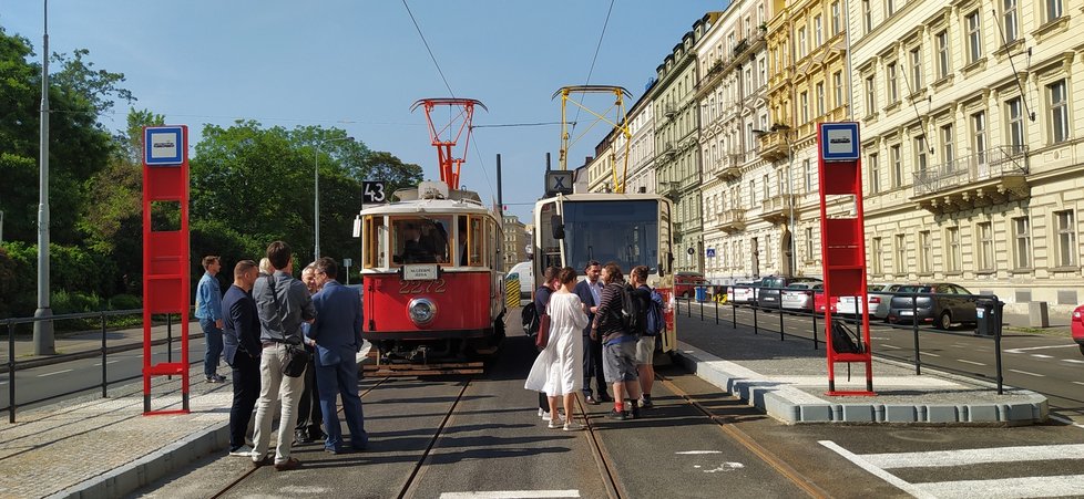 Nová zastávka Hlavní nádraží v Opletalově ulici před Vrchlického sady.