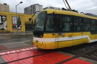 „Čtyřka“ jezdí po nových kolejích: Tramvaj na plzeňskou Košutku se dočkala opravené trati