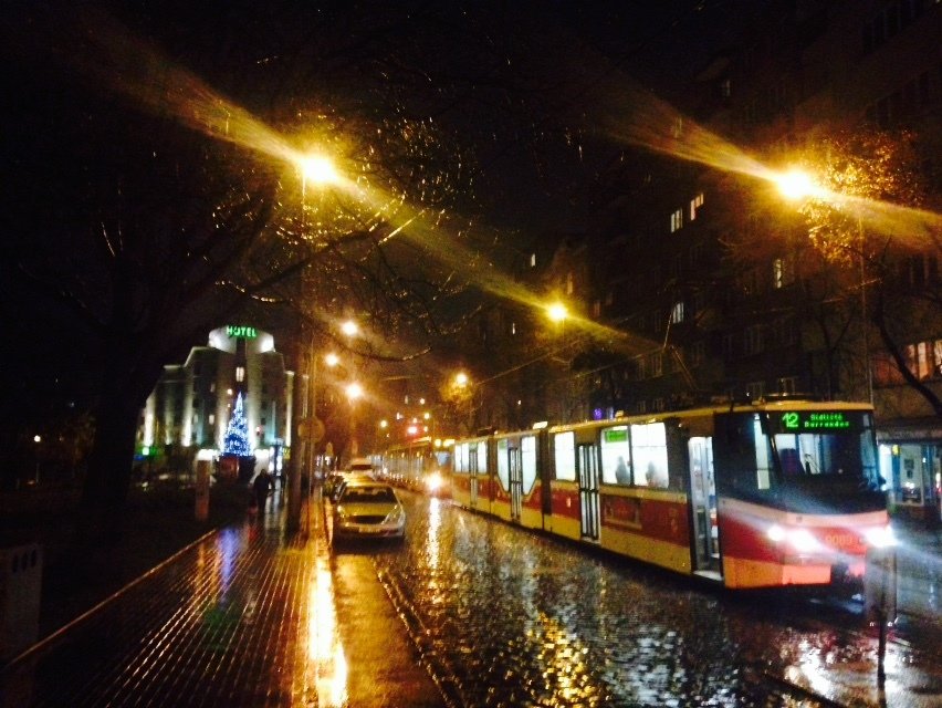 Kvůli ledovce stojí tramvaje na Ortenově náměstí