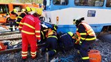 Seniorka vkročila přímo pod tramvaj: Souprava ji smetla, těžce zraněnou vyprošťovali hasiči