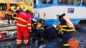 V Ostravě-Hrabůvce srazila tramvaj seniorku (71). Vyprostit ji museli hasiči. Žena utrpěla těžká zranění.