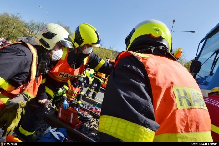 V Ostravě-Hrabůvce srazila tramvaj seniorku (71). Vyprostit ji museli hasiči. Žena utrpěla těžká zranění.