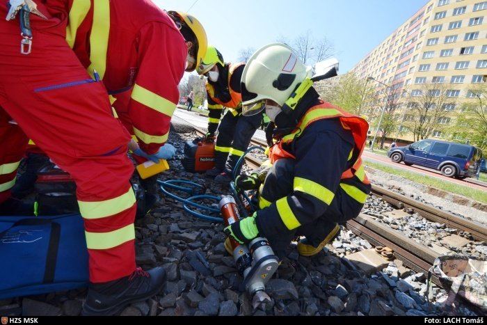 V Ostravě-Hrabůvce srazila tramvaj seniorku (71). Vyprostit ji museli hasiči. Žena utrpěla těžká zranění.