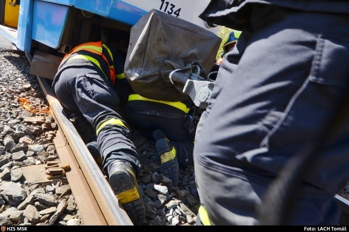 V Ostravě-Hrabůvce srazila tramvaj seniorku (71). Vyprostit ji museli hasiči. Žena utrpěla těžká zranění.