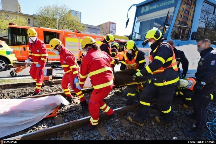 V Ostravě-Hrabůvce srazila tramvaj seniorku (71). Vyprostit ji museli hasiči. Žena utrpěla těžká zranění.