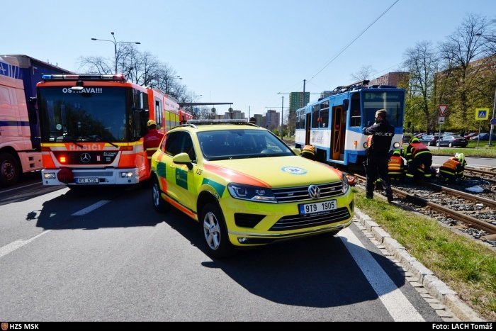 V Ostravě-Hrabůvce srazila tramvaj seniorku (71). Vyprostit ji museli hasiči. Žena utrpěla těžká zranění.