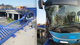 Autobus prorazil zábradlí a zůstal viset na Frýdlantských mostech v Ostravě.
