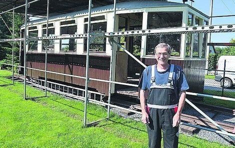 Pan Kohoutek u skvostu stojícího v místě někdejší tramvajové smyčky, po níž vůz jezdil.