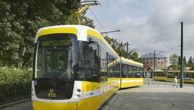 Plzeňské městské dopravní podniky představily novou tramvaj typu EVO2. Tři plně klimatizované a nízkopodlažní tramvaje do ostrého provozu vyjedou v pátek. Do konce roku jich pak bude po Plzni jezdit celkem devět.