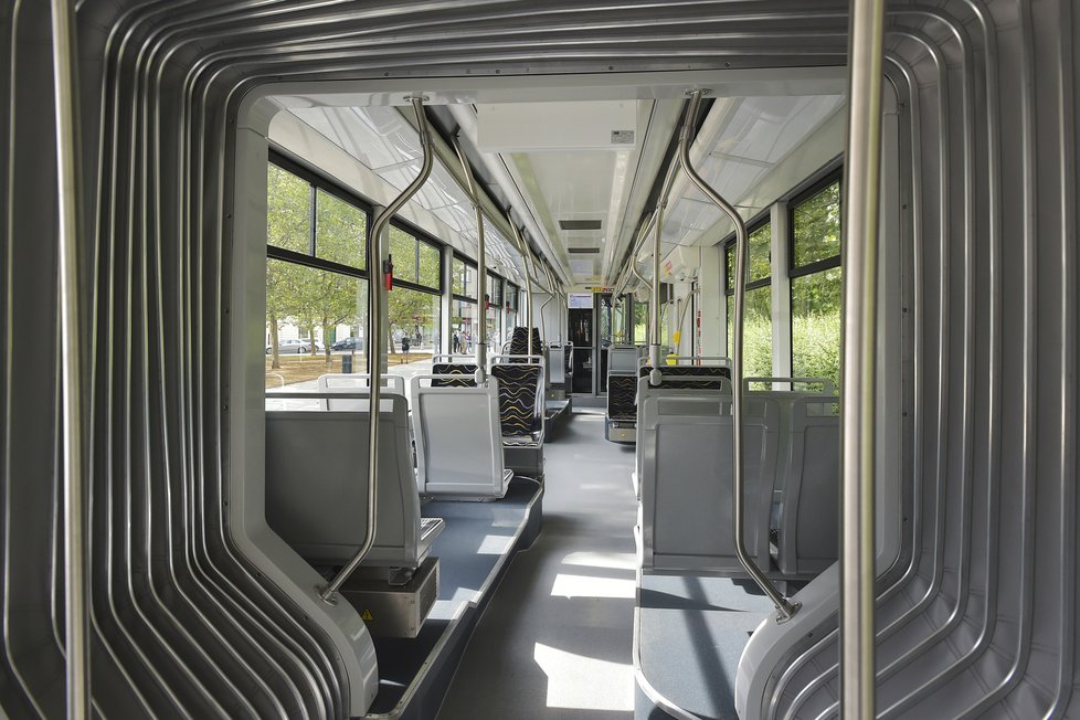Plzeňské městské dopravní podniky představily novou tramvaj typu EVO2. Tři plně klimatizované a nízkopodlažní tramvaje do ostrého provozu vyjedou v pátek. Do konce roku jich pak bude po Plzni jezdit celkem devět.