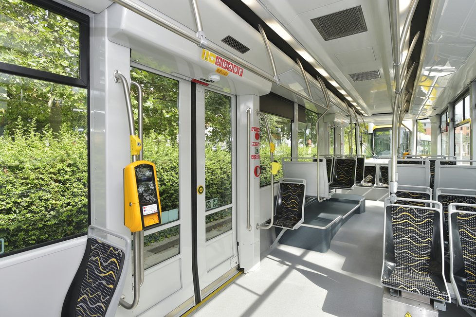 Plzeňské městské dopravní podniky představily novou tramvaj typu EVO2. Tři plně klimatizované a nízkopodlažní tramvaje do ostrého provozu vyjedou v pátek. Do konce roku jich pak bude po Plzni jezdit celkem devět.