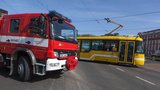 Tramvaj zachytila dělníka a "rolovala" ho po karosérii auta! Nebožák je v nemocnici