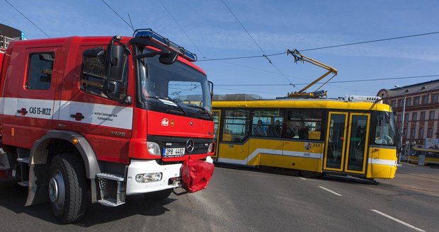 Tramvaj zachytila dělníka a "rolovala" ho po karosérii auta! Nebožák je v nemocnici