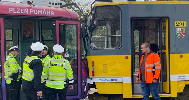 V Plzni se srazily dvě tramvaje, na místě bylo nkěolik desítek zraněných.