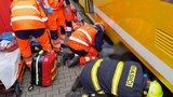 Žena vešla v Plzni přímo před tramvaj: Zaklíněnou ji vyprošťovali hasiči
