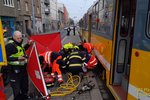 Tramvaj v Plzni srazila a vážně zranila ženu.