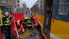 Tramvaj v Plzni srazila a vážně zranila ženu.