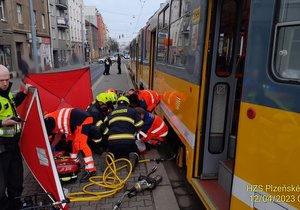 Tramvaj v Plzni srazila a vážně zranila ženu.