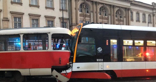 VIDEO: Šílená nehoda na Pohořelci! „Tétrojka“ couvala z kopce, zakousla se do přijíždějící tramvaje
