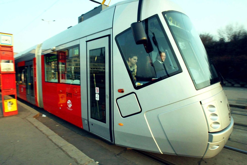 Další „Porsche“ se vrací do ulic Prahy. Zmodernizovaná tramvaj má širší uličky a brázdí trať linky 17.