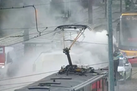 Požár tramvaje v Praze, která vezla cestující: Zastavila v zastávce a vzplála