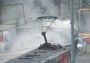 Tramvaj číslo 13 začala hořet v zastávce.