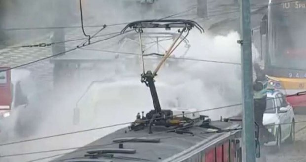 Tramvaj číslo 13 začala hořet v zastávce.
