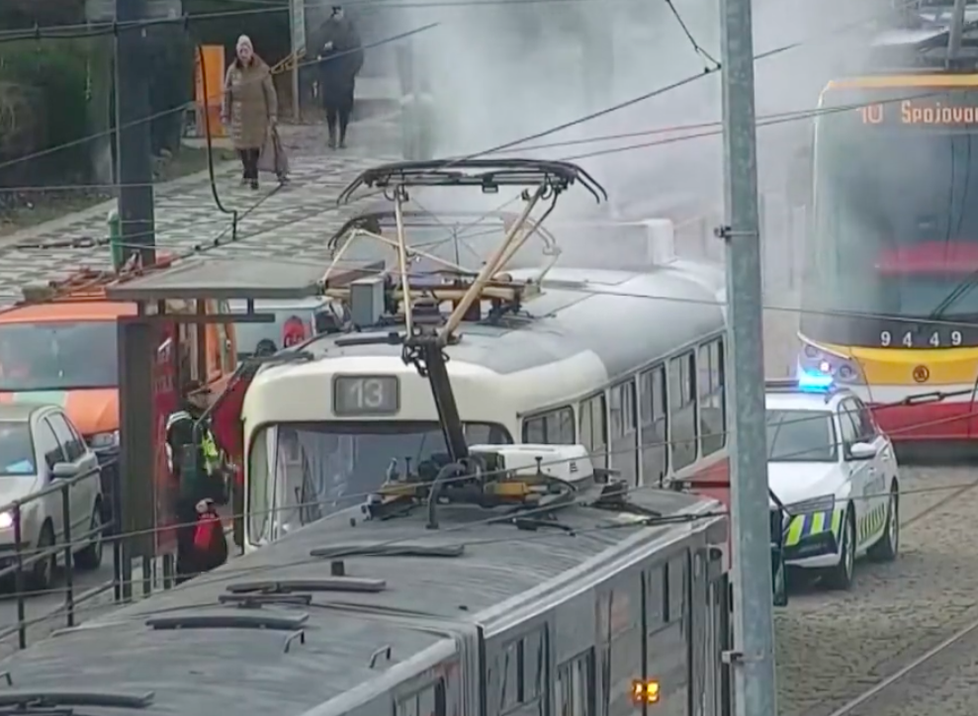 Tramvaj číslo 13 začala hořet v zastávce.