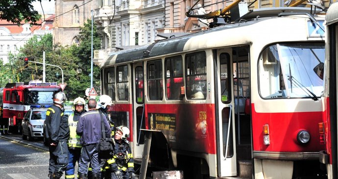 Požár tramvaje v Praze: náměstí Míru zablokováno!