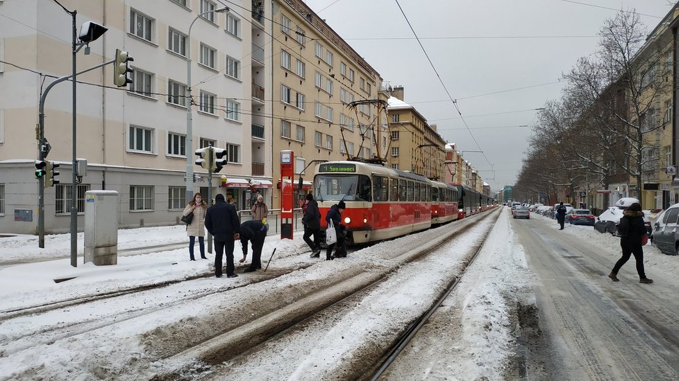 Dopravu v Praze komplikovaly zapadané výhybky, 8. února 2021.