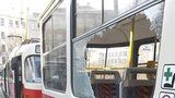 Nevydržel vulgarity Ukrajinců a vzteky rozbil okno pražské tramvaje