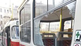 Nevydržel vulgarity Ukrajinců a vzteky rozbil okno pražské tramvaje.
