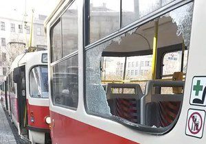 Policisté pátrají po svědcích incidentu, v důsledku kterého bylo rozbito okno tramvaje. (ilustrační foto)