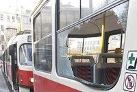 Šarvátku cestujících v tramvaji odneslo vysklené okno. Policie hledá dvě svědkyně