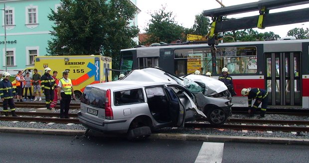 Hrozivě vypadající nehoda naštěstí nedopadla vážně. Řidič se jen lehce zranil. 