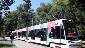 Praha dnes představila tramvaj k českému předsednictví EU se speciálním polepem, který navrhla studentka střední grafické školy Aneta Bromovská