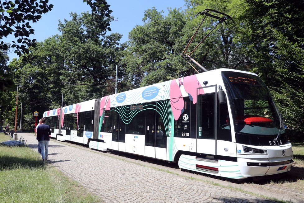 Praha dnes představila tramvaj k českému předsednictví EU se speciálním polepem, který navrhla studentka střední grafické školy Aneta Bromovská.