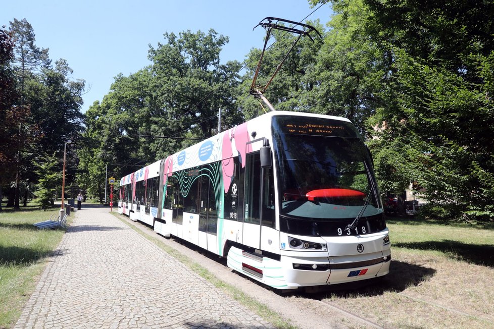 Praha dnes představila tramvaj k českému předsednictví EU se speciálním polepem, který navrhla studentka střední grafické školy Aneta Bromovská.