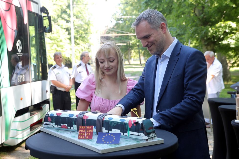 Praha dnes představila tramvaj k českému předsednictví EU se speciálním polepem, který navrhla studentka střední grafické školy Aneta Bromovská