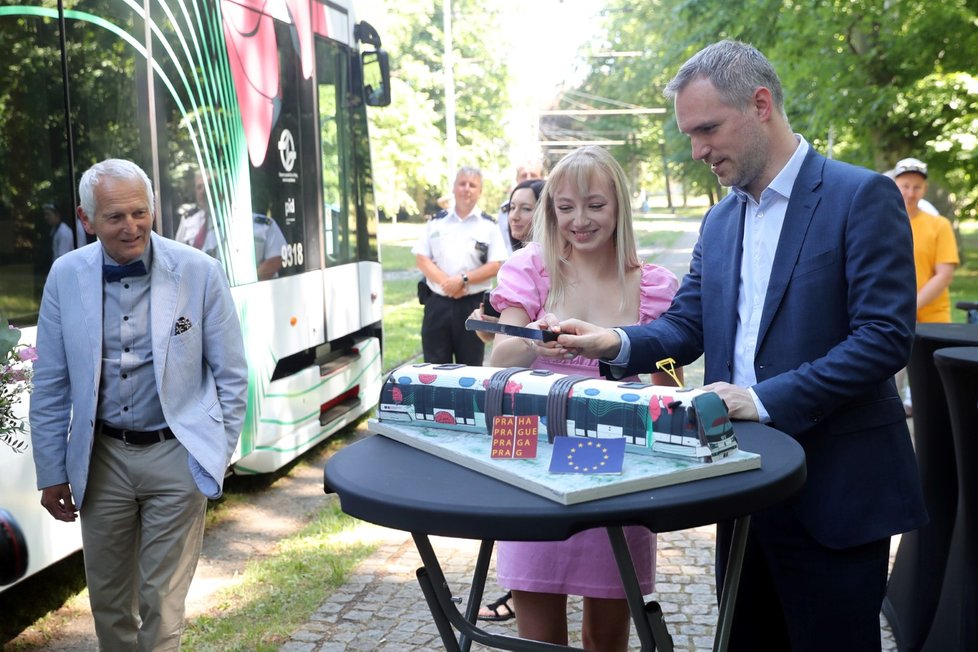 Praha dnes představila tramvaj k českému předsednictví EU se speciálním polepem, který navrhla studentka střední grafické školy Aneta Bromovská