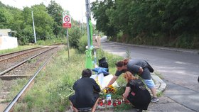 Pomníček na místě, kde po srážce s tramvají vyhasl život mladé kurýrky Jany (†28).