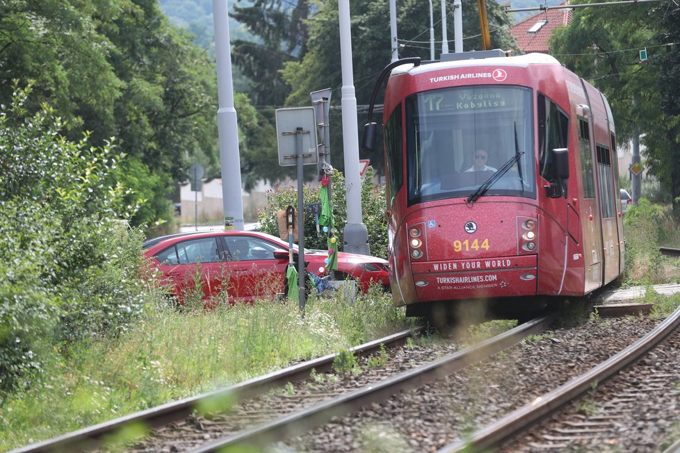 Místo tragédie v pražské Trojské ulici, kde po srážce s tramvají vyhasl život mladé kurýrky Jany (†28).