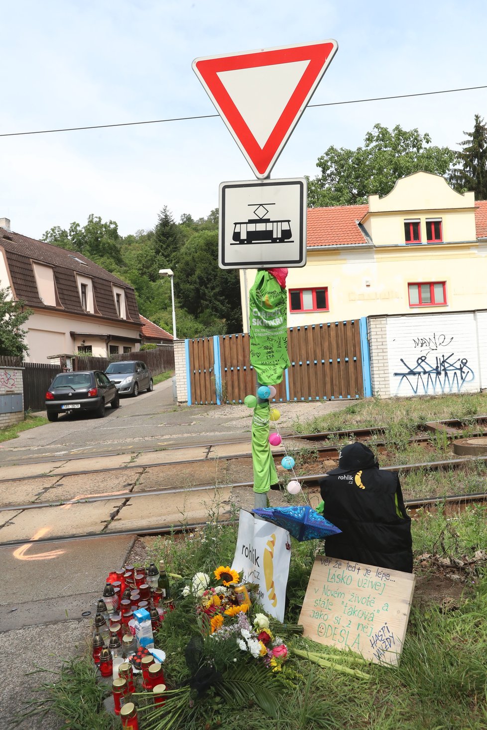 Pomníček na místě, kde po srážce s tramvají vyhasl život mladé kurýrky Jany (†28).