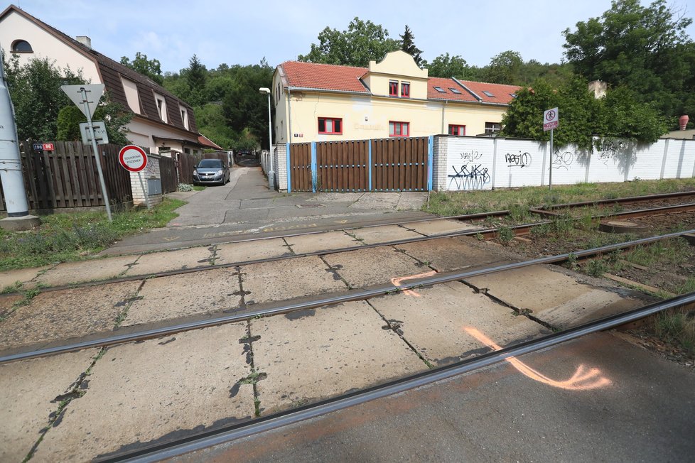 Místo tragédie v pražské Trojské ulici, kde po srážce s tramvají vyhasl život mladé kurýrky Jany (†28).