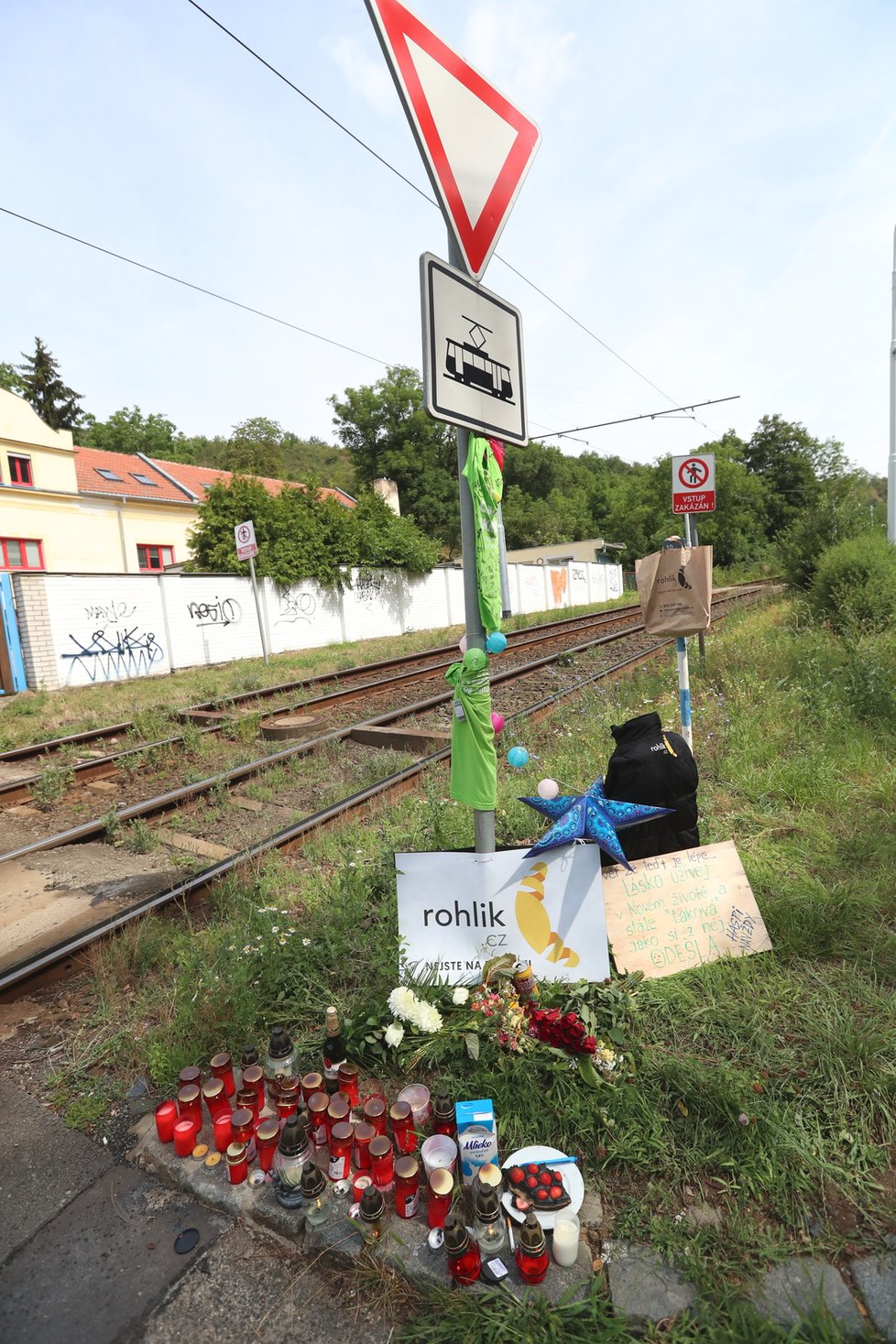 Pomníček na místě, kde po srážce s tramvají vyhasl život mladé kurýrky Jany (†28).